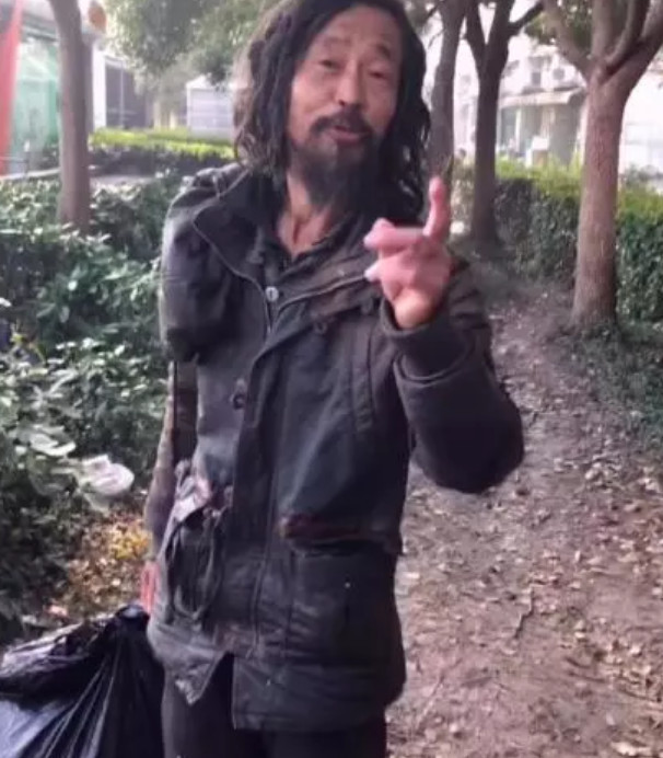 抖音一"流浪汉"走红,知道他的真实身份后,网友:不是一般人