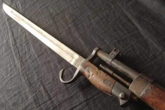 二战时,日本三八式步枪带的刺刀有个钩子,