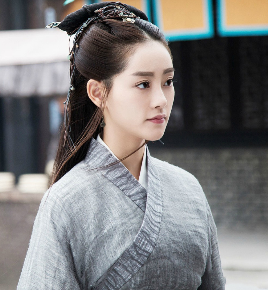 本以为祝绪丹穿古装很美,当看到她穿抹胸裙,才知道啥是美女