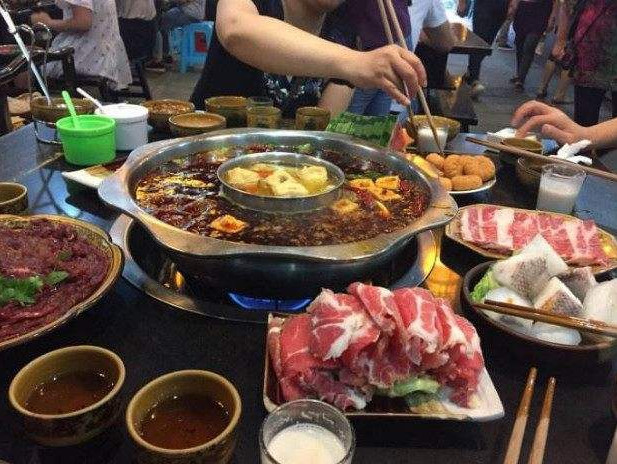 密子君去汪涵火锅店吃火锅,一共点了15盘牛肉,结账时