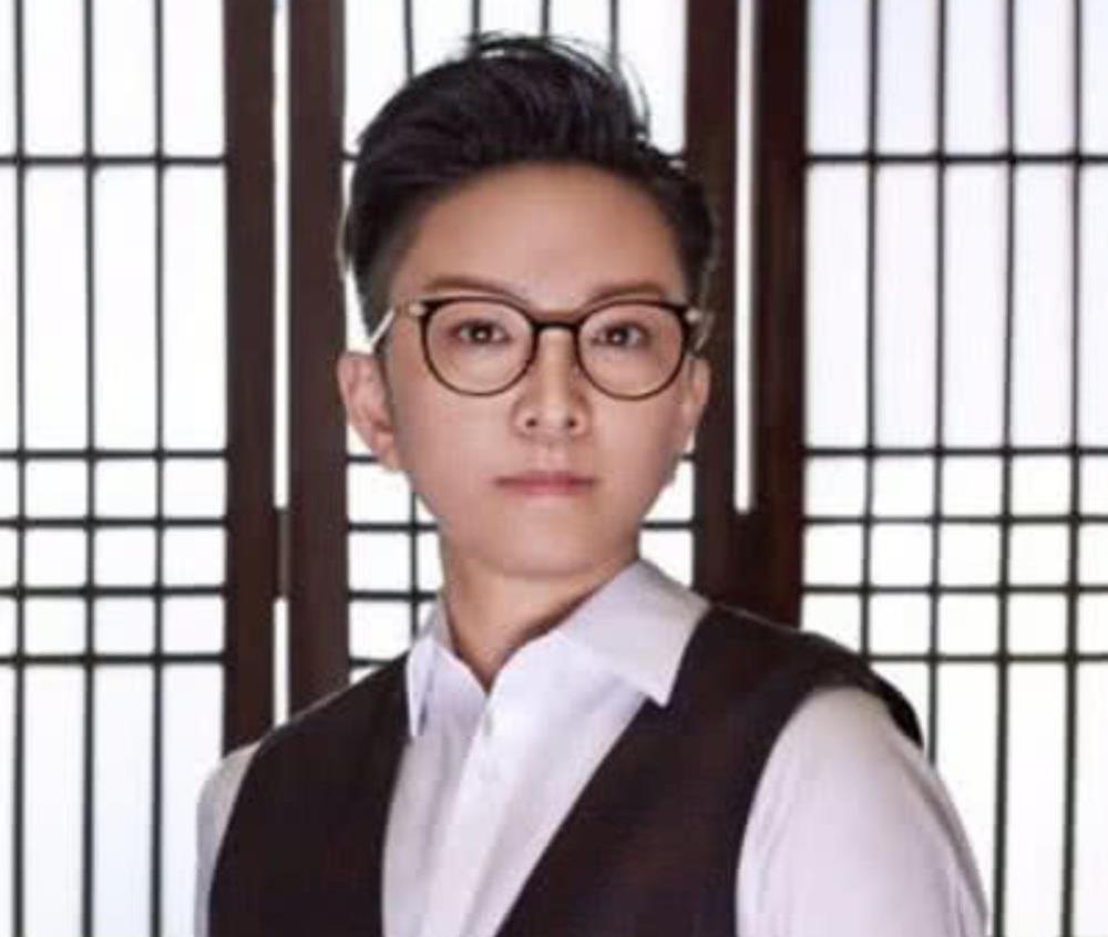 难怪王佩瑜一直穿男装,看到她唯一一次穿女装,双眼以瞎!