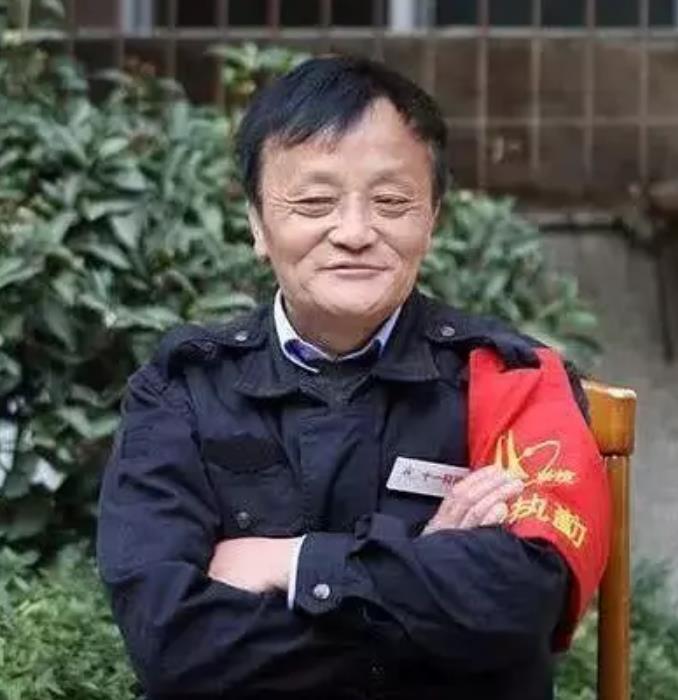 马云"一家子"曝光,五官相似到极致,完全是一个模子刻出来的!