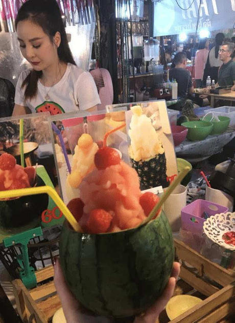 泰国水果西施走红,隔壁店老板标语吸引人,网友:惭愧