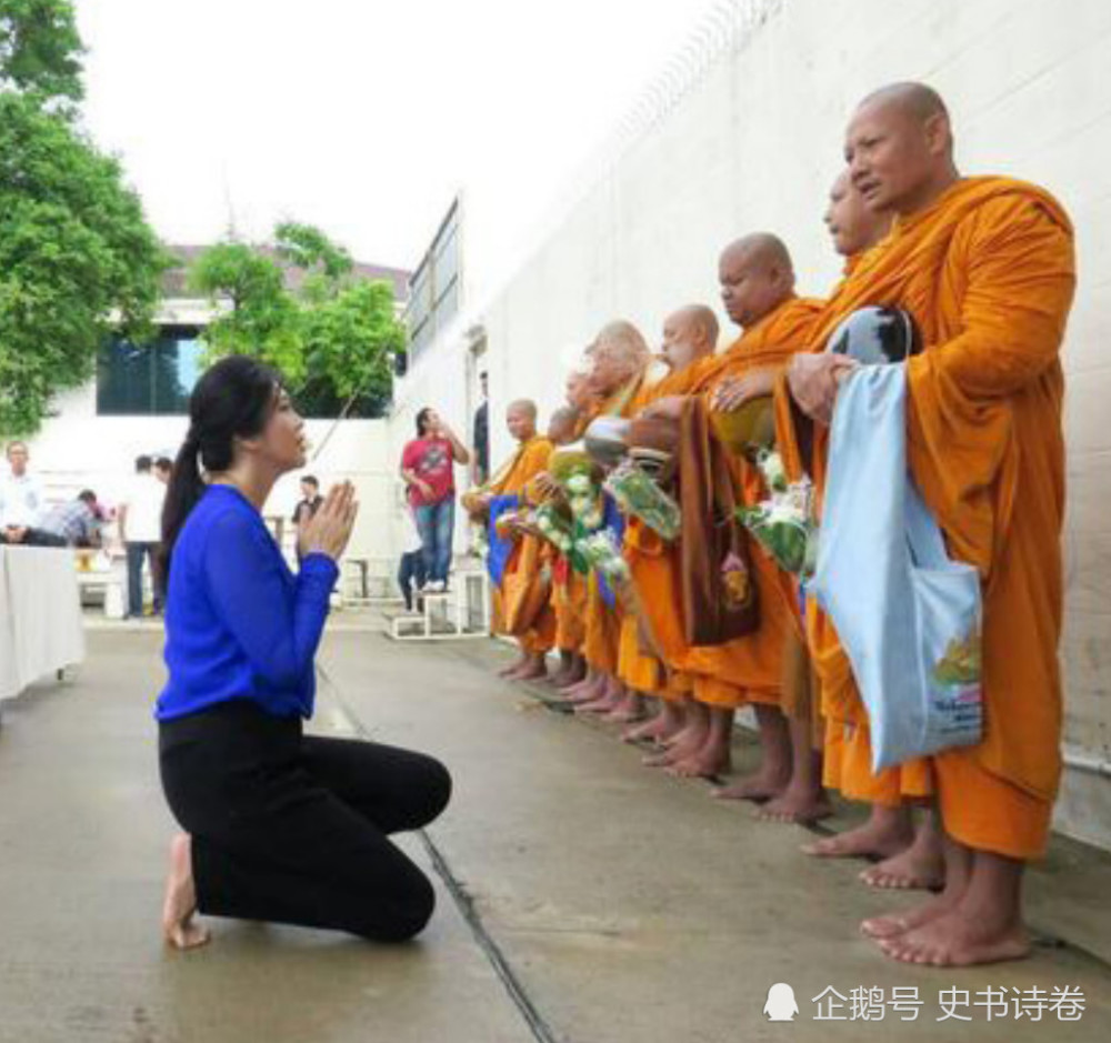 直击泰国前美女总理英拉难得一见的下跪照片,美丽端庄
