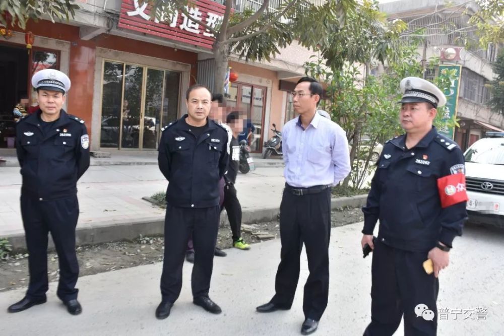 普宁公安交警,派出所多警种联合在占陇片区开展道路交通秩序集中整治