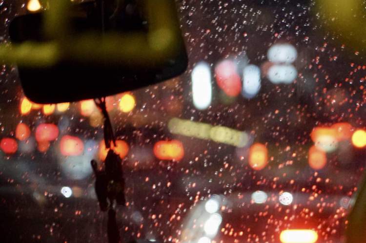 窗外已开始飘雨,明起魔都将迎来风雨和大降温