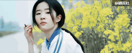 17岁时就遇到了世贤,两个校服王者的对视真是一眼万年.