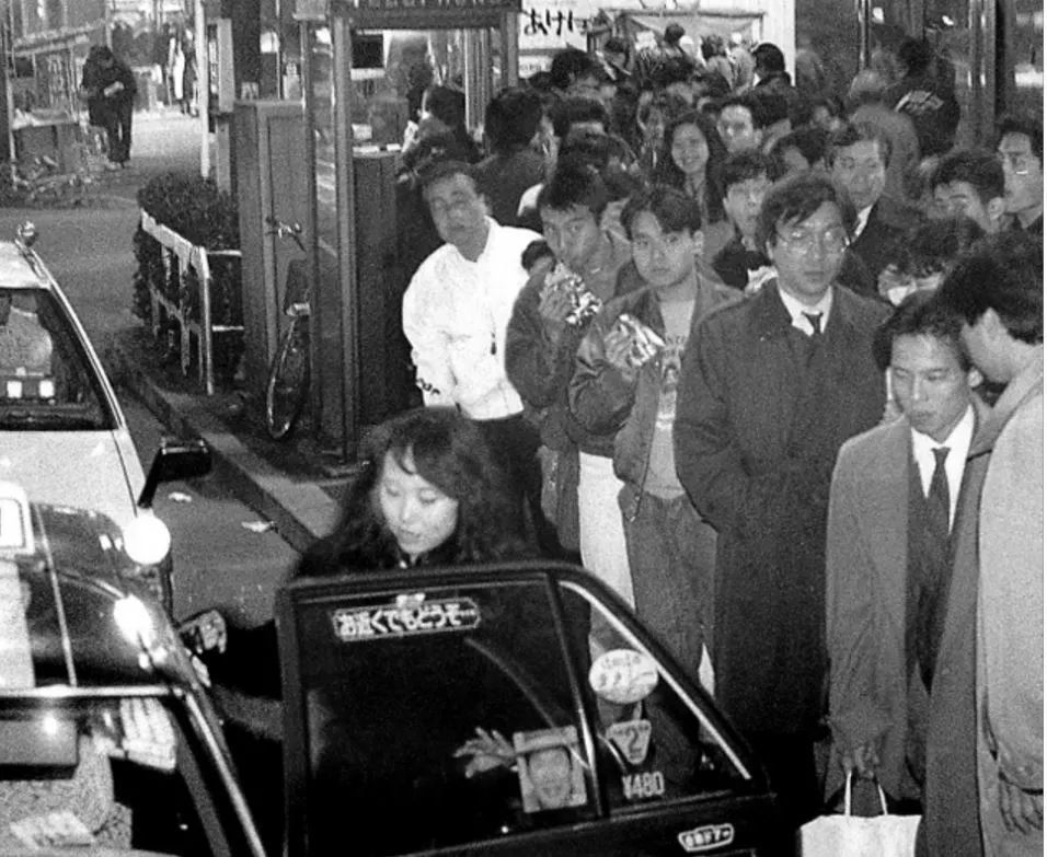 90年代的日本虽然是泡沫经济崩坏的时代,可是人们却没有完全从经济