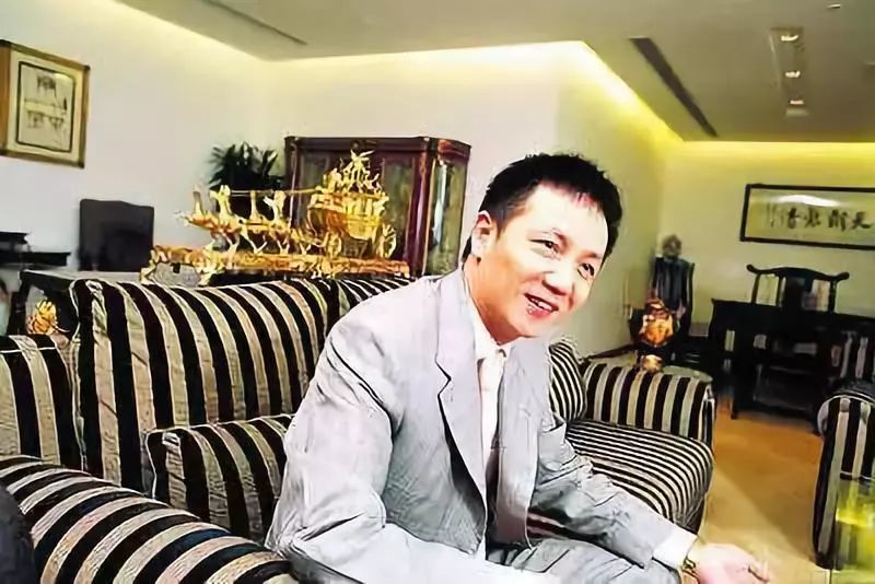 靠女人,从街头混子到首富再到阶下囚,他上演了上海滩真正的传奇!