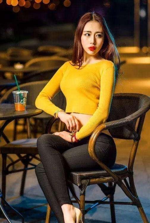 街拍:美艳迷人的少妇,白色t恤搭短裤,秀出如雪美腿,性感撩人