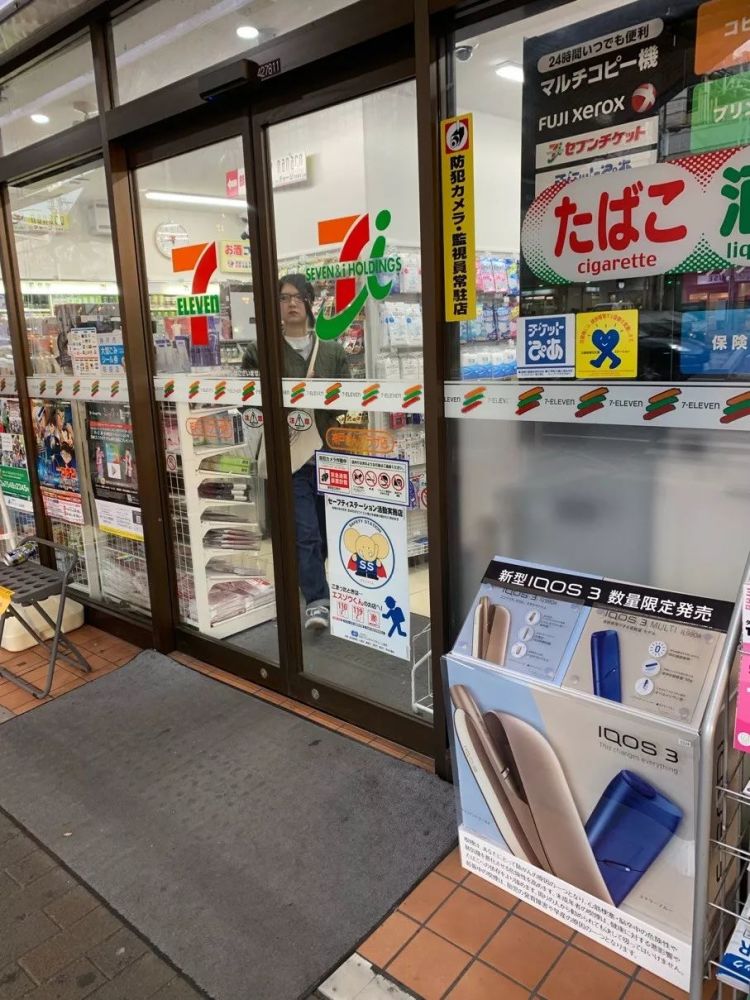 711便利店的门口摆放着iqos的立体广告