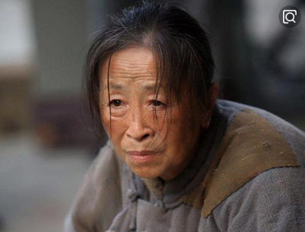 82岁"丑娘"张少华被儿子赶出家门,如今病情严重,养儿防老?