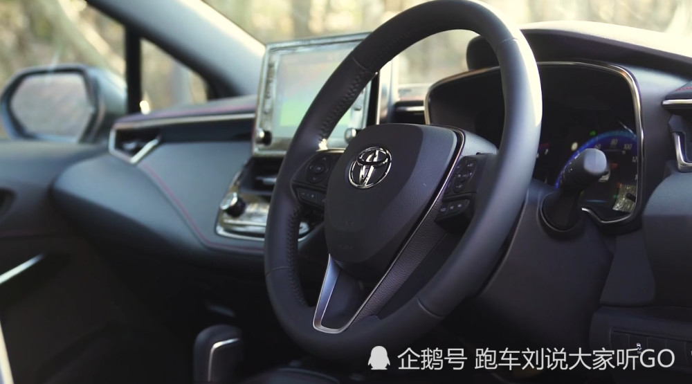 来到内饰部分,卡罗拉双擎e 的内饰造型与卡罗拉双擎基本保持一致,所