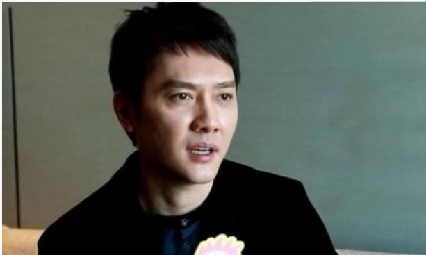 赵丽颖哭了,冯绍峰当爸后首次接受专访,他最辛苦哄完孩子哄老婆