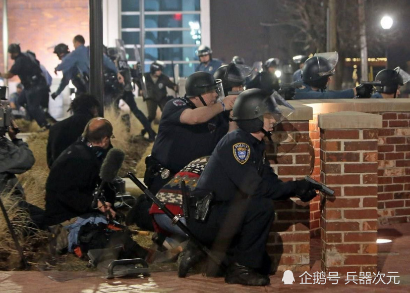 美国允许平民配枪,却限制平民购买防弹衣,理由是怕警察吃亏?