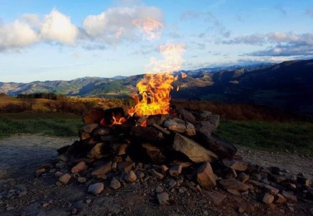 世界上最小的火山,比篝火堆还小,游客来这户外烧烤