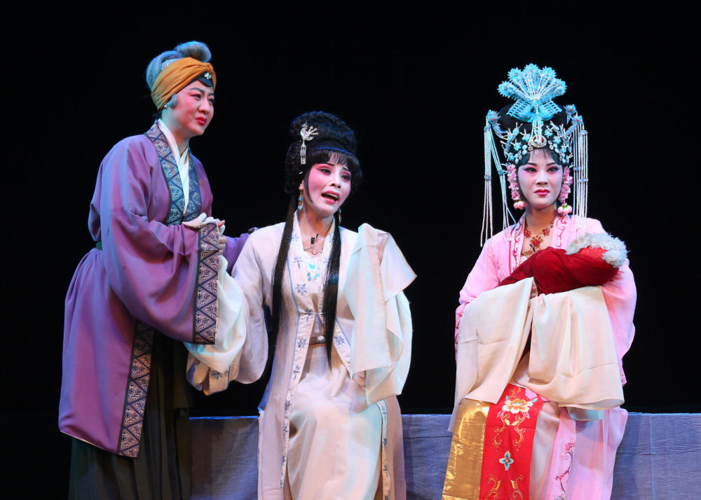 长治市豫剧团在潞安剧院演出《泪洒相思地》戏