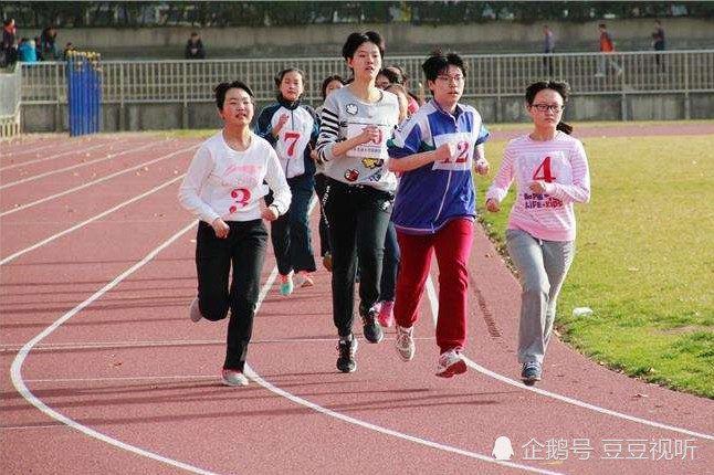 中学时期女生参加运动会,跑八百米时在想什么?看完不许笑!