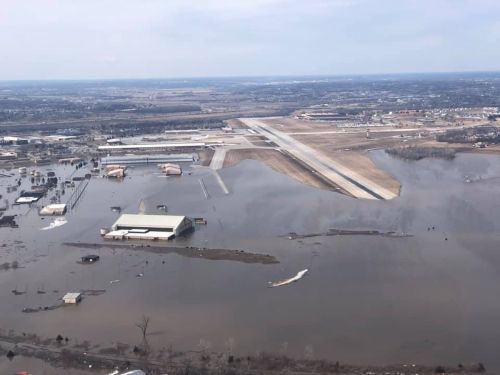洪水迫使美国奥法特空军基地取消航空展