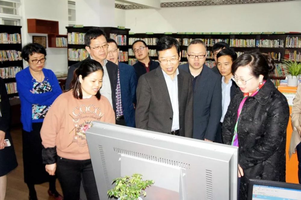 省委宣传部副部长卢春中一行视察瓯海精品农家书屋项目