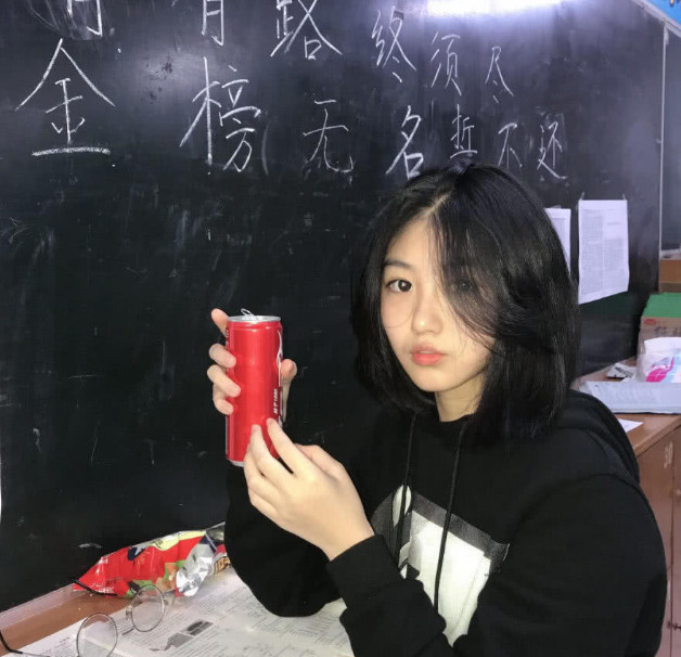 17岁高三女生说不会化妆,看到素颜照片:神仙颜值,先磕