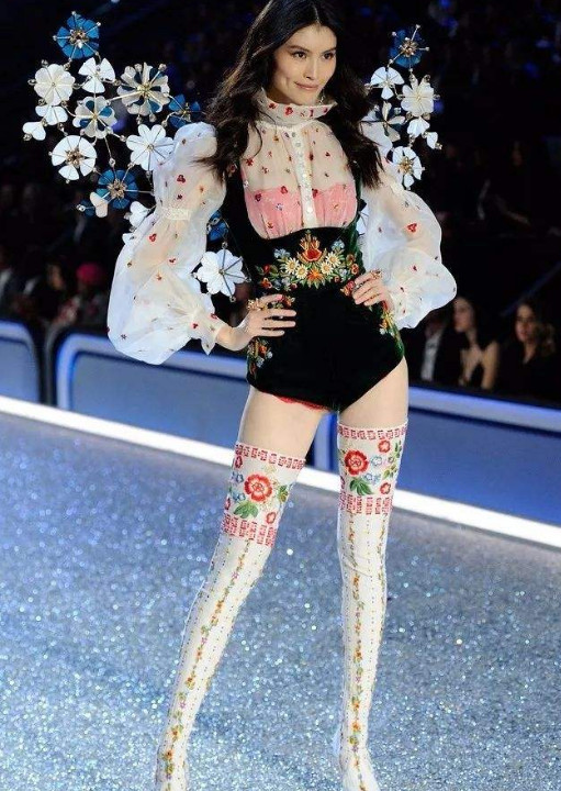 维密天使走秀的时候,穿着很窄短的衣服,为何还敢大步往前走?