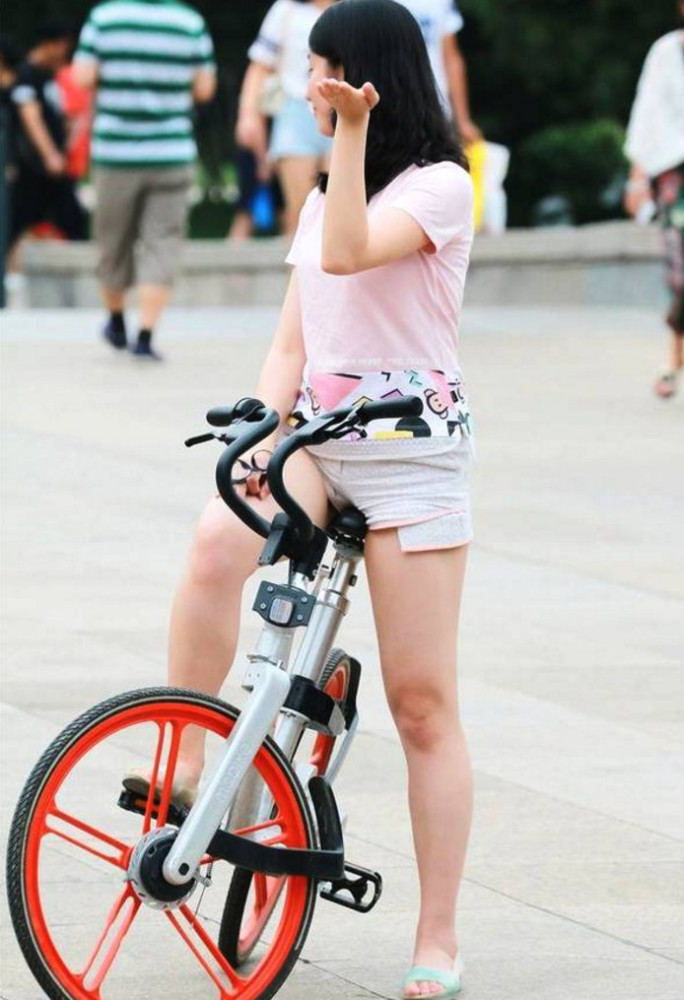 看得出来,美女骑车还挺像回事儿