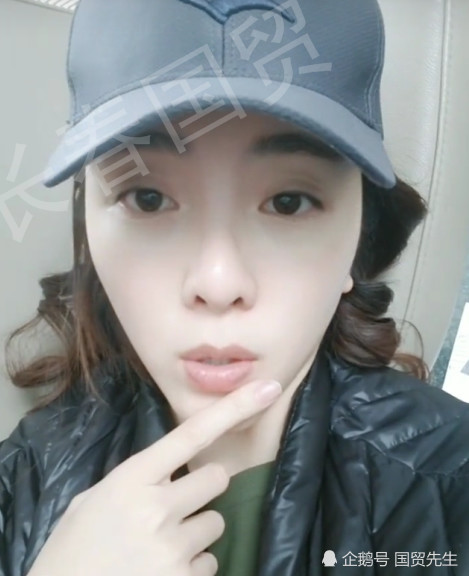 近日,一组李思思的近照曝光,照片中的她素颜出镜,皮肤白皙气质温婉
