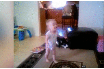 搞笑gif:小淘气熊孩子掉进洗衣机里,洗衣机盖上了,转好晕!