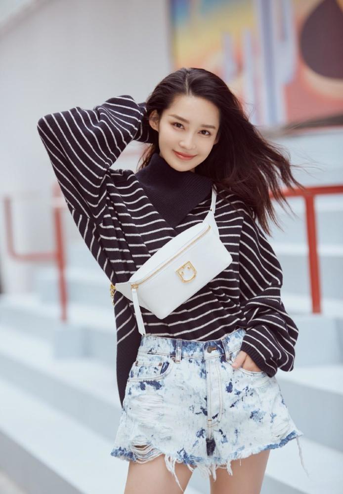 李沁裤子是真短,内搭的黑色安全裤都盖不住,配小短靴更显腿长了