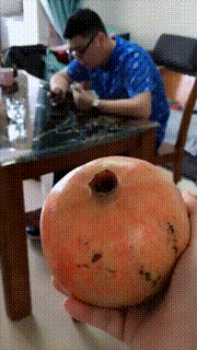 搞笑gif:老婆套路太深了,心甘情愿给她剥了一盘石榴!