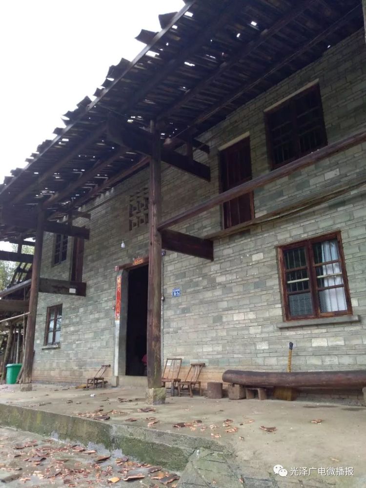 光泽县司前乡遭受冰雹袭击,村民的房屋受损严重