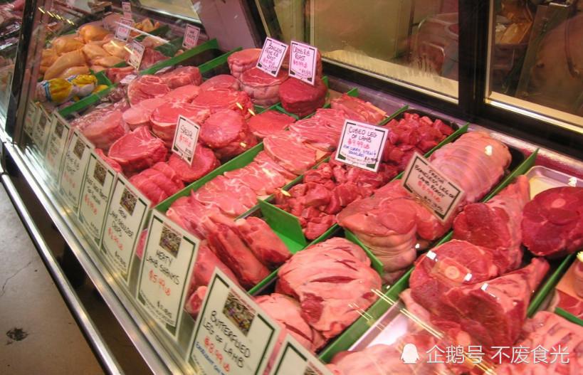 西餐,大超市,挑选牛肉,低廉价格,不敢乱吃