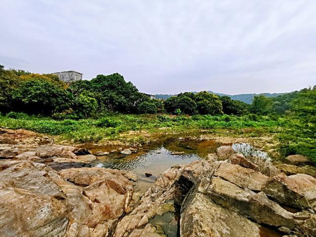 东莞1小时车程,增城正果兰溪玩水点,大石和河沙形成一
