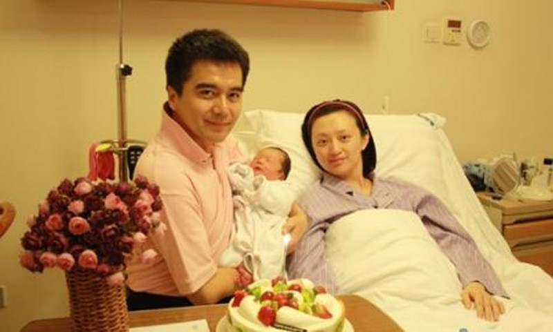 原来许亚军的老婆就是她,是我们熟悉的演员,相差12岁因戏生情
