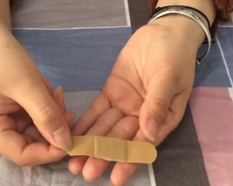 在窗户上贴一个创可贴,作用真厉害,省钱又实用