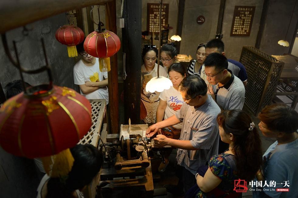 匠心营造 他们在贝壳上“抠”出70亿元纽扣(组图)