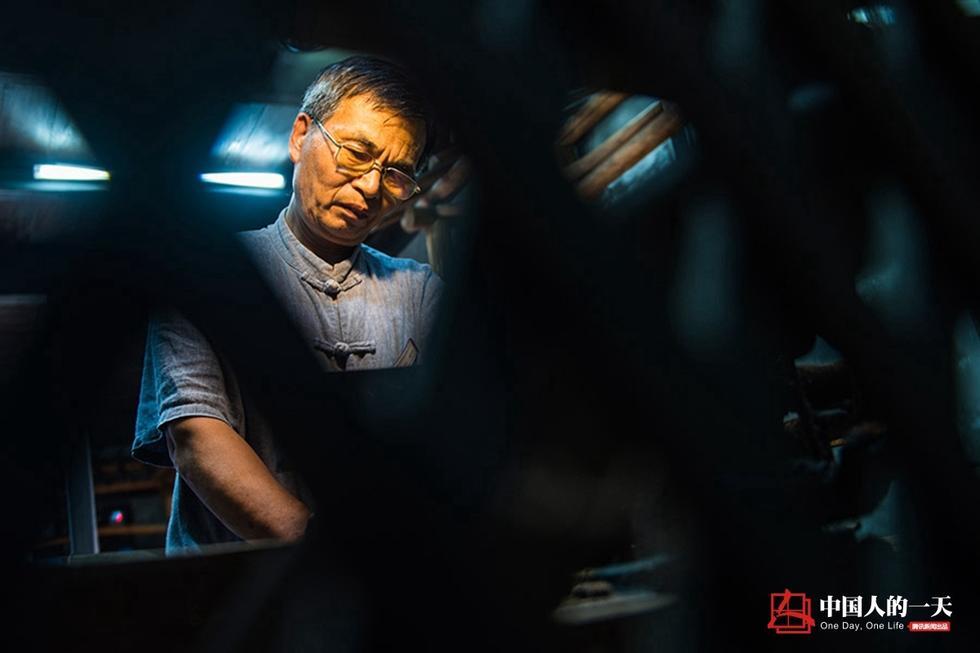 匠心营造 他们在贝壳上“抠”出70亿元纽扣(组图)