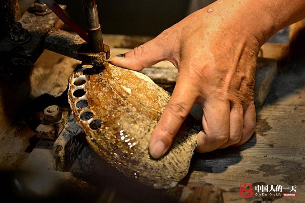 匠心营造 他们在贝壳上“抠”出70亿元纽扣(组图)