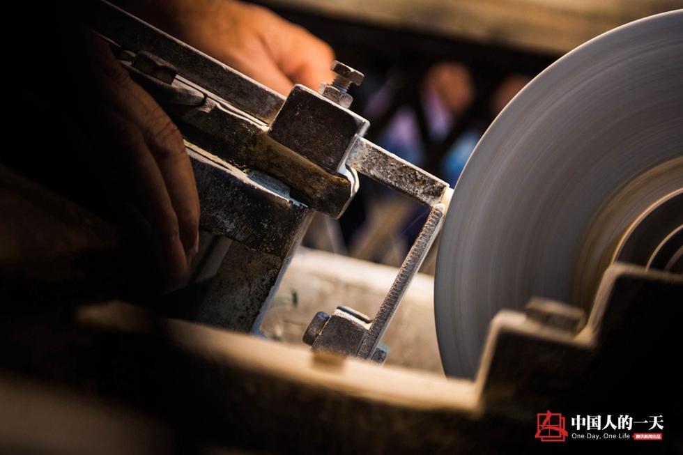 匠心营造 他们在贝壳上“抠”出70亿元纽扣(组图)