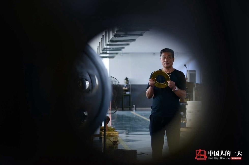 匠心营造 他们在贝壳上“抠”出70亿元纽扣(组图)