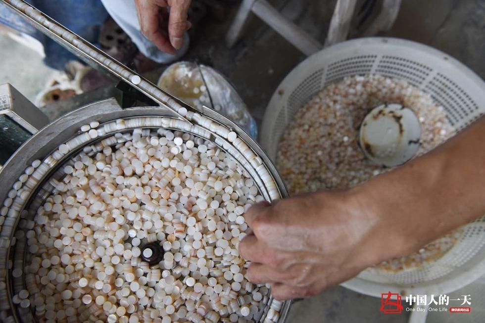 匠心营造 他们在贝壳上“抠”出70亿元纽扣(组图)