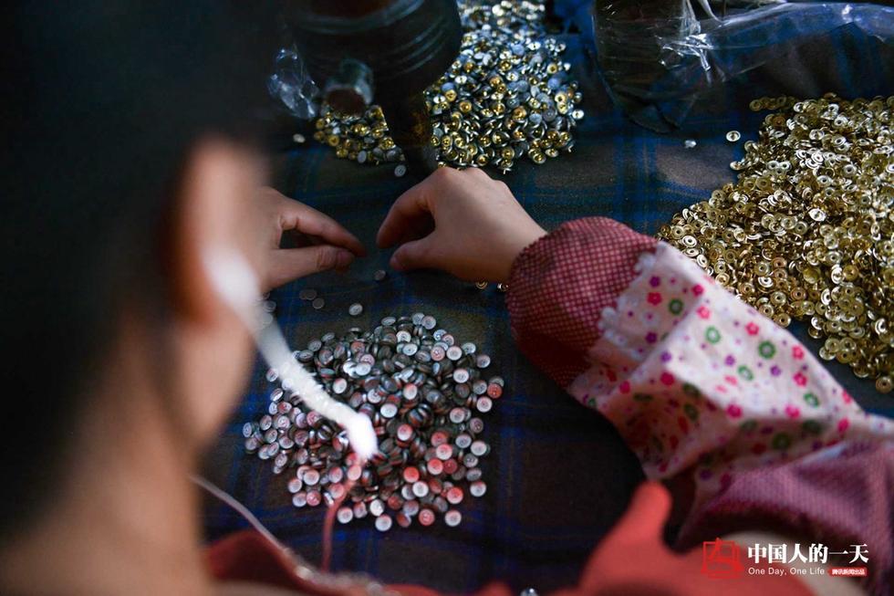 匠心营造 他们在贝壳上“抠”出70亿元纽扣(组图)