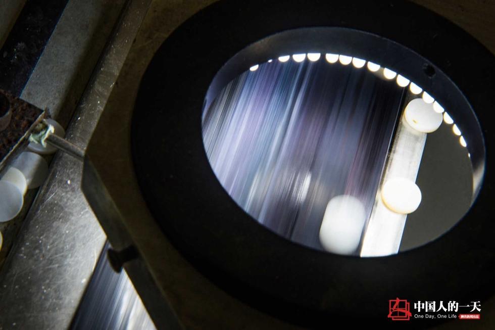 匠心营造 他们在贝壳上“抠”出70亿元纽扣(组图)