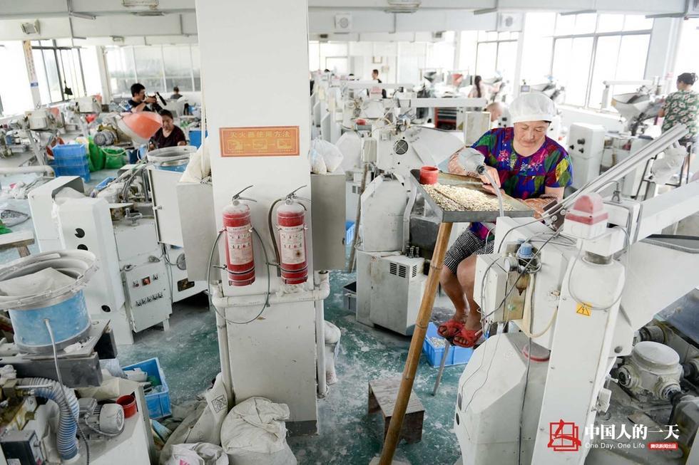 匠心营造 他们在贝壳上“抠”出70亿元纽扣(组图)