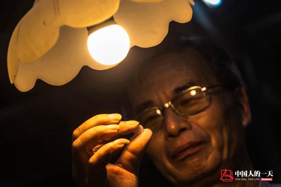 匠心营造 他们在贝壳上“抠”出70亿元纽扣(组图)