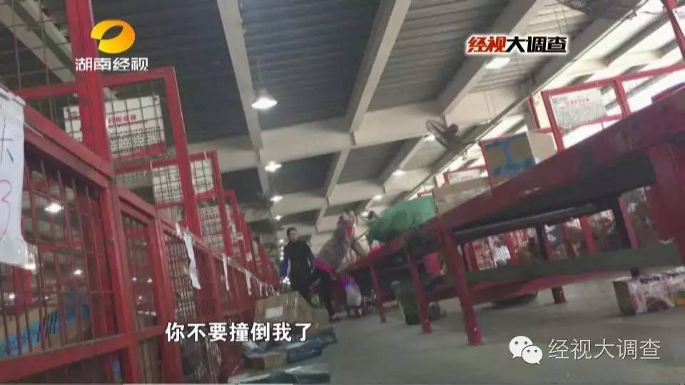长沙某物流公司分拣员竟脚踩包裹 称踩碎公司