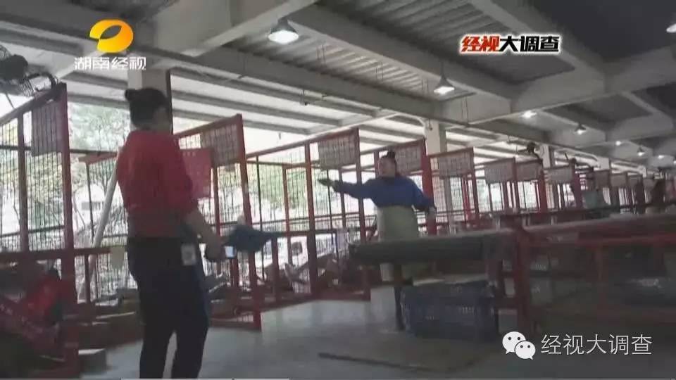 长沙某物流公司分拣员竟脚踩包裹 称踩碎公司