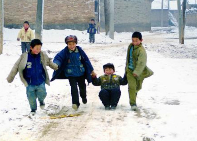 农村小孩整天脏兮兮的,地上滚来滚去,为何比城里的小孩身体健康