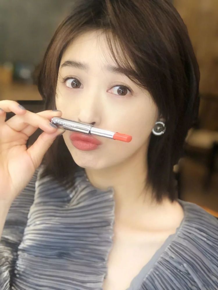 35岁蒋欣手捧口红秒变少女,短发造型让她的气质都变了